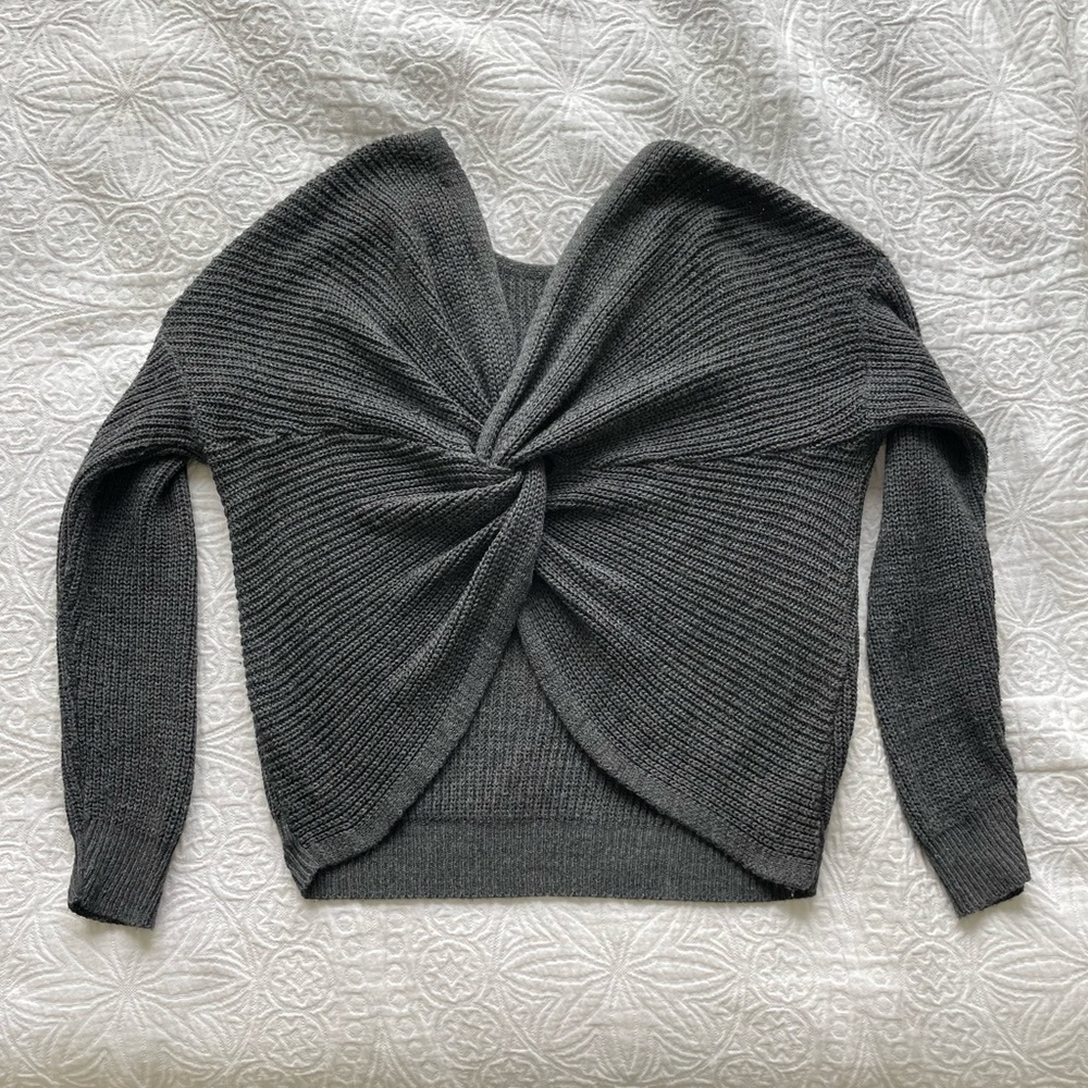 Daytrip gray knit sweater with twisted back